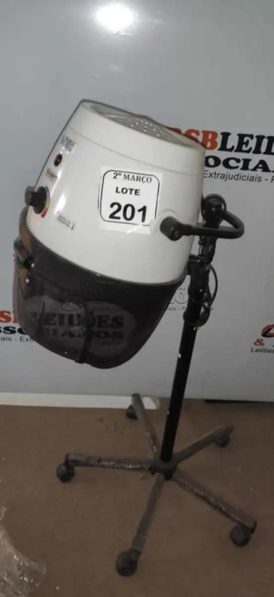 LOTE 201 - 01 SECADOR DE CABELO PROFISSIONAL 220V MARCA MEGA BELL. (NO ESTADO) ATENÇÃO! FAZER A VISITAÇÃO ANTES DE ARREMATAR, NÃO SABEMOS SE FUNCIONA, LEILÃO NÃO TEM GARANTIA E NEM DEVOLUÇÃO, SUJEITO A POSSÍVEIS AVARIAS VISÍVEIS/OCULTAS E/OU AUSÊNCIA DE COMPONENTES.