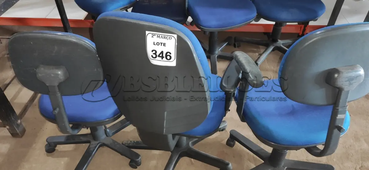 LOTE 346 - 03 CADEIRAS GIRATÓRIAS NA COR AZUL. (NO ESTADO) ATENÇÃO! FAZER A VISITAÇÃO ANTES DE ARREMATAR, NÃO SABEMOS SE FUNCIONA, LEILÃO NÃO TEM GARANTIA E NEM DEVOLUÇÃO, SUJEITO A POSSÍVEIS AVARIAS VISÍVEIS/OCULTAS E/OU AUSÊNCIA DE COMPONENTES.