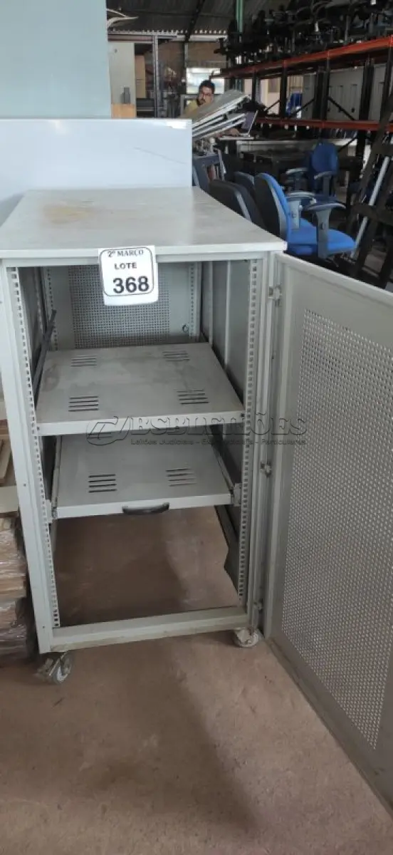 LOTE 368 - 01 GABINETE DE RACK EM FERRO. (NO ESTADO) ATENÇÃO! FAZER A VISITAÇÃO ANTES DE ARREMATAR, NÃO SABEMOS SE FUNCIONA, LEILÃO NÃO TEM GARANTIA E NEM DEVOLUÇÃO, SUJEITO A POSSÍVEIS AVARIAS VISÍVEIS/OCULTAS E/OU AUSÊNCIA DE COMPONENTES.
