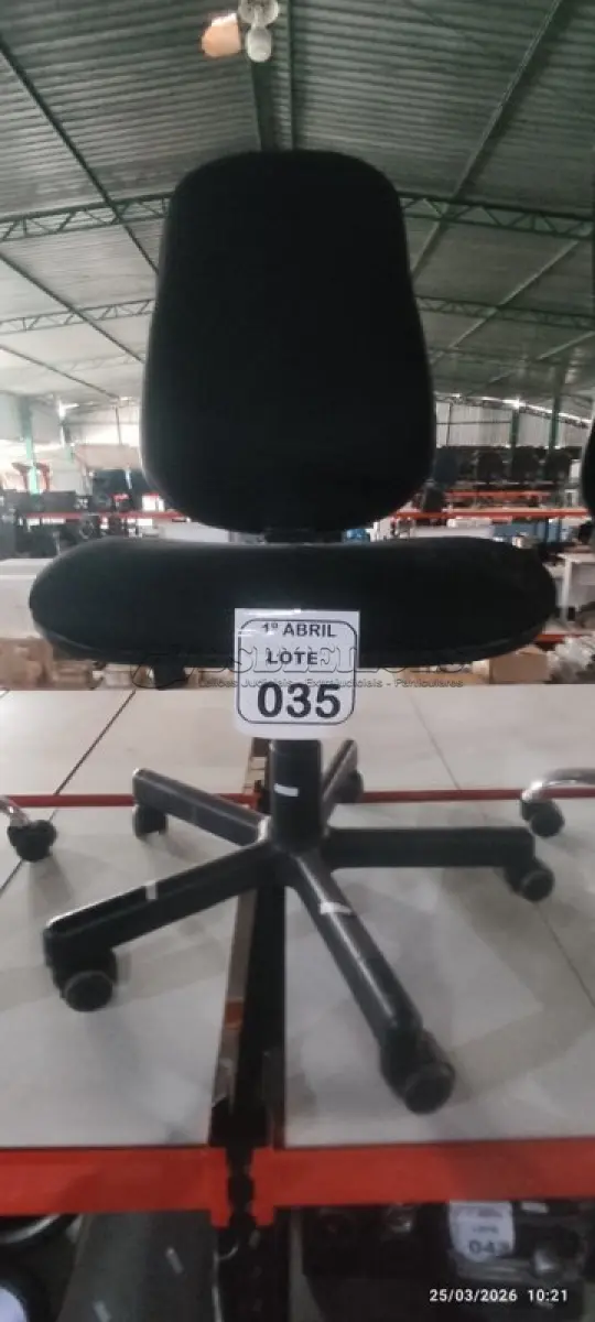 LOTE 035 - 01 CADEIRA DE ESCRITÓRIO GIRATÓRIA NA COR PRETA. (NO ESTADO) ATENÇÃO! FAZER A VISITAÇÃO ANTES DE ARREMATAR, NÃO SABEMOS SE FUNCIONA, LEILÃO NÃO TEM GARANTIA E NEM DEVOLUÇÃO, SUJEITO A POSSÍVEIS AVARIAS VISÍVEIS/OCULTAS E/OU AUSÊNCIA DE COMPONENTES.