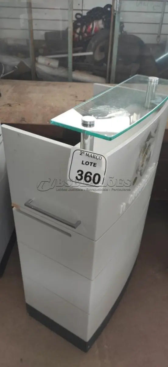 LOTE 360 - 01 BALCÃO PARA ATENDIMENTO EM MADEIRA. (NO ESTADO) ATENÇÃO! FAZER A VISITAÇÃO ANTES DE ARREMATAR, NÃO SABEMOS SE FUNCIONA, LEILÃO NÃO TEM GARANTIA E NEM DEVOLUÇÃO, SUJEITO A POSSÍVEIS AVARIAS VISÍVEIS/OCULTAS E/OU AUSÊNCIA DE COMPONENTES.