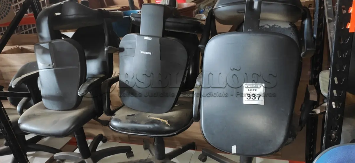 LOTE 337 - 06 CADEIRAS GIRATÓRIAS NA COR PRETA. (NO ESTADO) ATENÇÃO! FAZER A VISITAÇÃO ANTES DE ARREMATAR, NÃO SABEMOS SE FUNCIONA, LEILÃO NÃO TEM GARANTIA E NEM DEVOLUÇÃO, SUJEITO A POSSÍVEIS AVARIAS VISÍVEIS/OCULTAS E/OU AUSÊNCIA DE COMPONENTES.