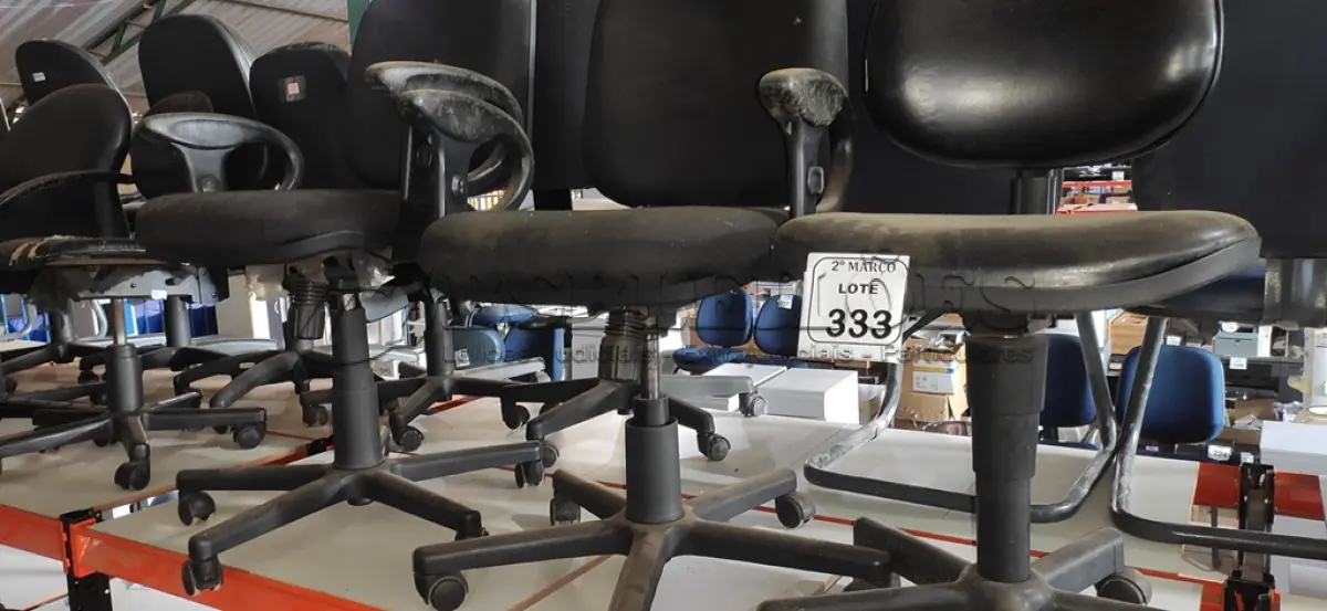 LOTE 333 - 03 CADEIRAS GIRATÓRIAS NA COR PRETA. (NO ESTADO) ATENÇÃO! FAZER A VISITAÇÃO ANTES DE ARREMATAR, NÃO SABEMOS SE FUNCIONA, LEILÃO NÃO TEM GARANTIA E NEM DEVOLUÇÃO, SUJEITO A POSSÍVEIS AVARIAS VISÍVEIS/OCULTAS E/OU AUSÊNCIA DE COMPONENTES.