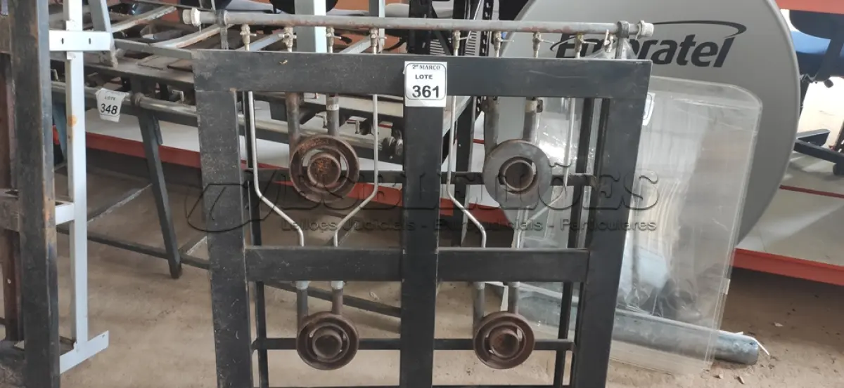 LOTE 361 - 01 FOGÃO INDUSTRIAL DE 04 BOCAS INCOMPLETO. (NO ESTADO) ATENÇÃO! FAZER A VISITAÇÃO ANTES DE ARREMATAR, NÃO SABEMOS SE FUNCIONA, LEILÃO NÃO TEM GARANTIA E NEM DEVOLUÇÃO, SUJEITO A POSSÍVEIS AVARIAS VISÍVEIS/OCULTAS E/OU AUSÊNCIA DE COMPONENTES.