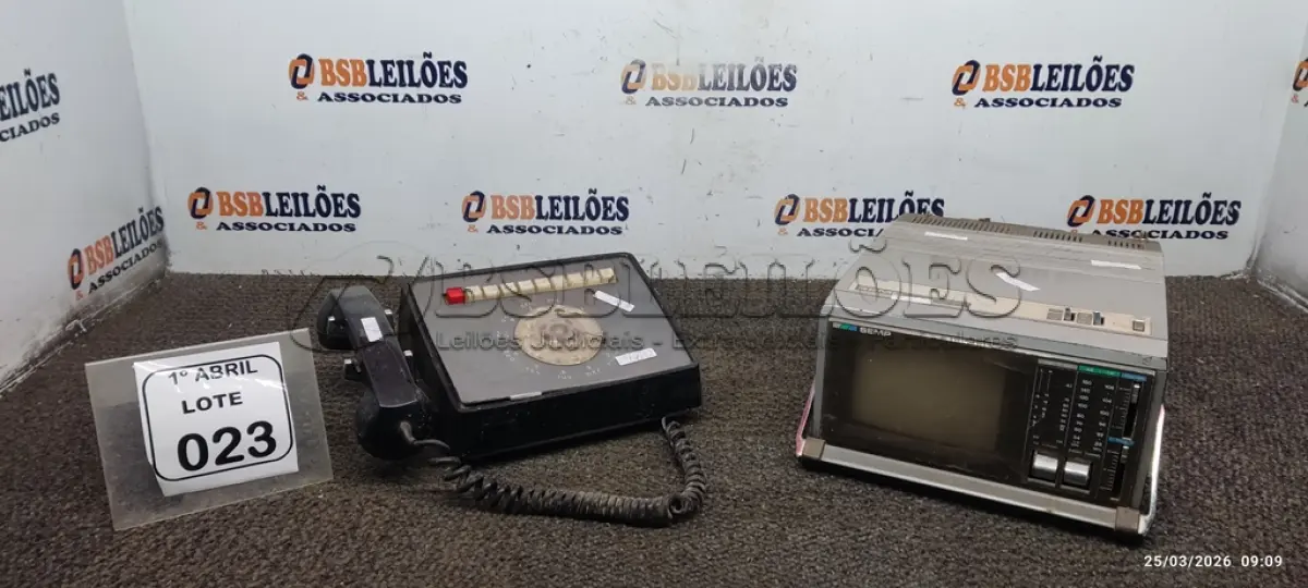 LOTE 023 - 01 TV/RÁDIO PORTÁTIL MARCA SEMP E 01 TELEFONE ANTIGO RELÍQUIA. (NO ESTADO) ATENÇÃO! FAZER A VISITAÇÃO ANTES DE ARREMATAR, NÃO SABEMOS SE FUNCIONA, LEILÃO NÃO TEM GARANTIA E NEM DEVOLUÇÃO, SUJEITO A POSSÍVEIS AVARIAS VISÍVEIS/OCULTAS E/OU AUSÊNCIA DE COMPONENTES.