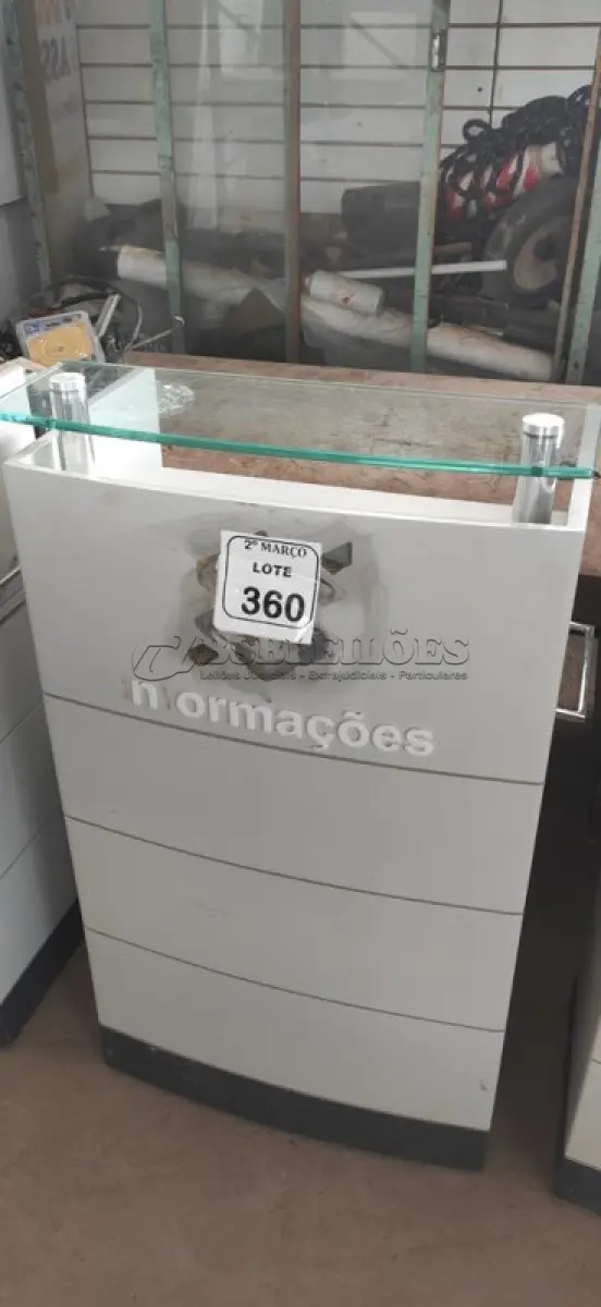 LOTE 360 - 01 BALCÃO PARA ATENDIMENTO EM MADEIRA. (NO ESTADO) ATENÇÃO! FAZER A VISITAÇÃO ANTES DE ARREMATAR, NÃO SABEMOS SE FUNCIONA, LEILÃO NÃO TEM GARANTIA E NEM DEVOLUÇÃO, SUJEITO A POSSÍVEIS AVARIAS VISÍVEIS/OCULTAS E/OU AUSÊNCIA DE COMPONENTES.