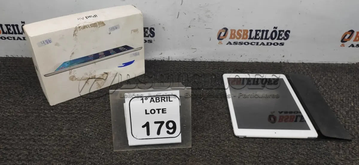 LOTE 179 - 01 IPAD AIR 2 SERIE DV6M614HF4YK. (NO ESTADO) ATENÇÃO! FAZER A VISITAÇÃO ANTES DE ARREMATAR, NÃO SABEMOS SE FUNCIONA, LEILÃO NÃO TEM GARANTIA E NEM DEVOLUÇÃO, SUJEITO A POSSÍVEIS AVARIAS VISÍVEIS/OCULTAS E/OU AUSÊNCIA DE COMPONENTES.