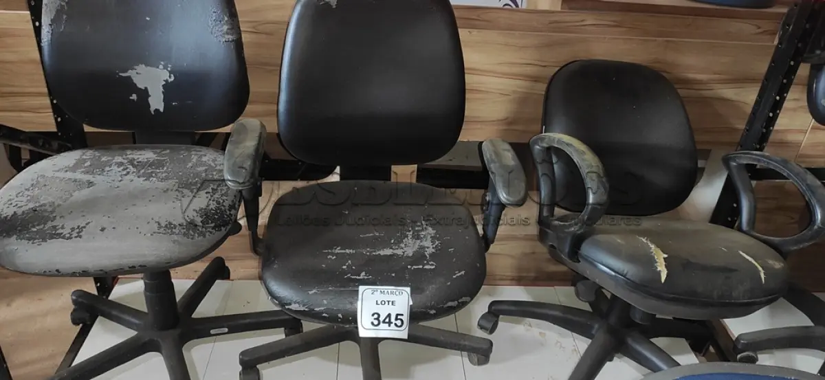 LOTE 345 - 03 CADEIRAS GIRATÓRIAS NA COR PRETA. (NO ESTADO) ATENÇÃO! FAZER A VISITAÇÃO ANTES DE ARREMATAR, NÃO SABEMOS SE FUNCIONA, LEILÃO NÃO TEM GARANTIA E NEM DEVOLUÇÃO, SUJEITO A POSSÍVEIS AVARIAS VISÍVEIS/OCULTAS E/OU AUSÊNCIA DE COMPONENTES.