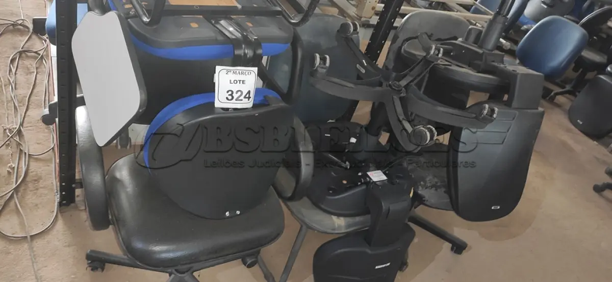 LOTE 324 - 05 CADEIRAS GIRATÓRIAS E 01 COM PÉS FIXOS. (NO ESTADO) ATENÇÃO! FAZER A VISITAÇÃO ANTES DE ARREMATAR, NÃO SABEMOS SE FUNCIONA, LEILÃO NÃO TEM GARANTIA E NEM DEVOLUÇÃO, SUJEITO A POSSÍVEIS AVARIAS VISÍVEIS/OCULTAS E/OU AUSÊNCIA DE COMPONENTES.