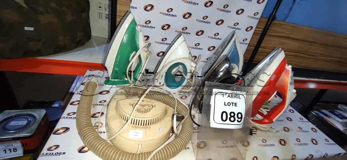LOTE 089 - 01 SECADOR DE UNHAS E 06 FERROS DE PASSAR DE MARCAS E MODELOS DIVERSOS. (NO ESTADO) ATENÇÃO! FAZER A VISITAÇÃO ANTES DE ARREMATAR, NÃO SABEMOS SE FUNCIONA, LEILÃO NÃO TEM GARANTIA E NEM DEVOLUÇÃO, SUJEITO A POSSÍVEIS AVARIAS VISÍVEIS/OCULTAS E/OU AUSÊNCIA DE COMPONENTES.