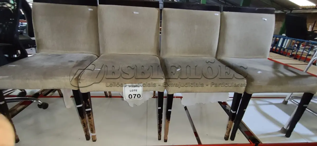 LOTE 070 - 04 CADEIRAS DE MADEIRA COM ASSENTO ESTOFADO. (NO ESTADO) ATENÇÃO! FAZER A VISITAÇÃO ANTES DE ARREMATAR, NÃO SABEMOS SE FUNCIONA, LEILÃO NÃO TEM GARANTIA E NEM DEVOLUÇÃO, SUJEITO A POSSÍVEIS AVARIAS VISÍVEIS/OCULTAS E/OU AUSÊNCIA DE COMPONENTES.