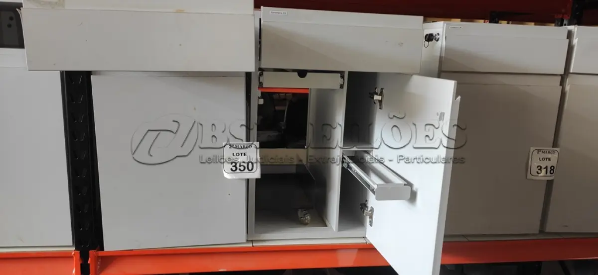LOTE 350 - 02 ARMÁRIOS PARA CPU COM 01 PORTA E 01 GAVETA. (NO ESTADO) ATENÇÃO! FAZER A VISITAÇÃO ANTES DE ARREMATAR, NÃO SABEMOS SE FUNCIONA, LEILÃO NÃO TEM GARANTIA E NEM DEVOLUÇÃO, SUJEITO A POSSÍVEIS AVARIAS VISÍVEIS/OCULTAS E/OU AUSÊNCIA DE COMPONENTES.