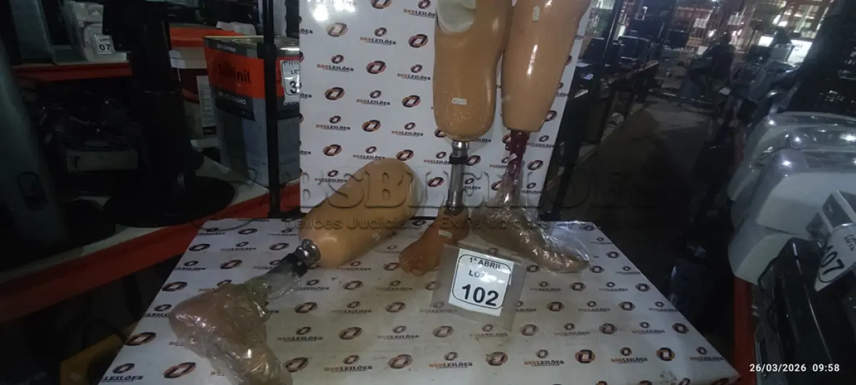 LOTE 102 - 03 PRÓTESES DE PERNA. (NO ESTADO) ATENÇÃO! FAZER A VISITAÇÃO ANTES DE ARREMATAR, NÃO SABEMOS SE FUNCIONA, LEILÃO NÃO TEM GARANTIA E NEM DEVOLUÇÃO, SUJEITO A POSSÍVEIS AVARIAS VISÍVEIS/OCULTAS E/OU AUSÊNCIA DE COMPONENTES.