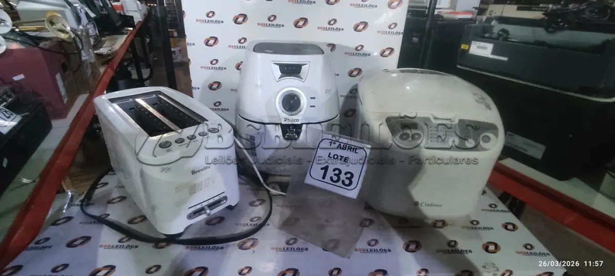 LOTE 133 - 01PANIFICADORA ELÉTRICA MARCA CADENCE,01 TORRADEIRA ELÉTRICA 110V MARCA BREVILLE E 01 AIR FRYER COM AVARIAS MARCA PHILCO. (NO ESTADO) ATENÇÃO! FAZER A VISITAÇÃO ANTES DE ARREMATAR, NÃO SABEMOS SE FUNCIONA, LEILÃO NÃO TEM GARANTIA E NEM DEVOLUÇÃO, SUJEITO A POSSÍVEIS AVARIAS VISÍVEIS/OCULTAS E/OU AUSÊNCIA DE COMPONENTES.