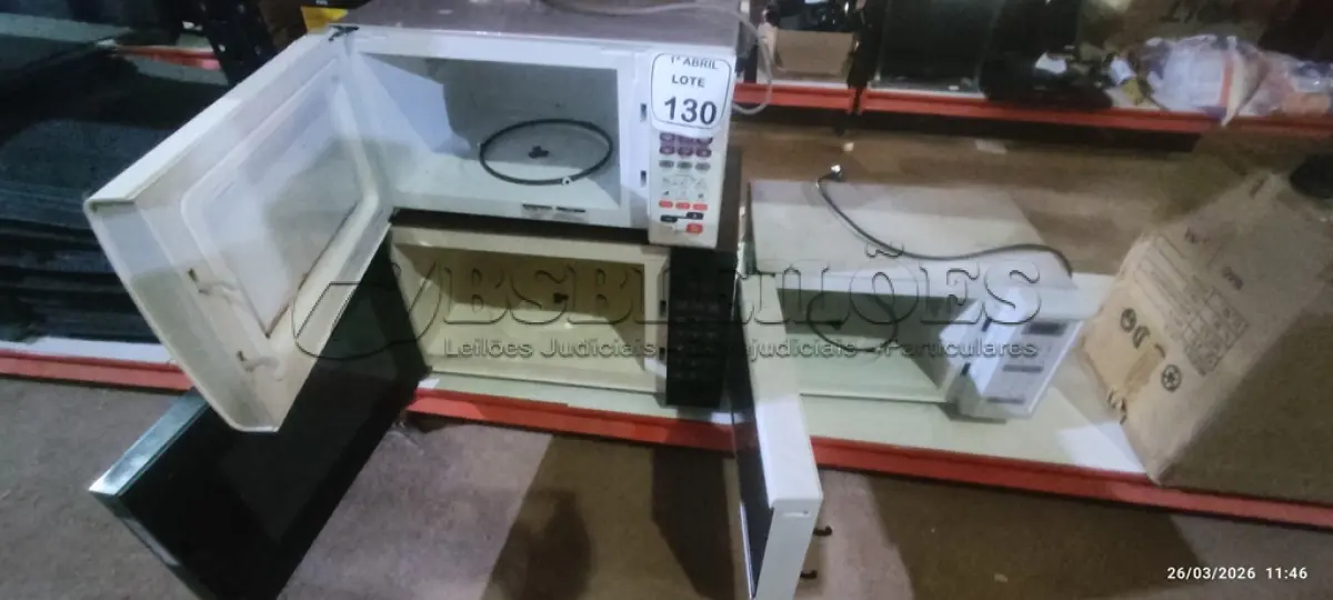 LOTE 130 - 03 MICRO-ONDAS DE MARCAS E MODELOS DIVERSOS. (NO ESTADO) ATENÇÃO! FAZER A VISITAÇÃO ANTES DE ARREMATAR, NÃO SABEMOS SE FUNCIONA, LEILÃO NÃO TEM GARANTIA E NEM DEVOLUÇÃO, SUJEITO A POSSÍVEIS AVARIAS VISÍVEIS/OCULTAS E/OU AUSÊNCIA DE COMPONENTES.