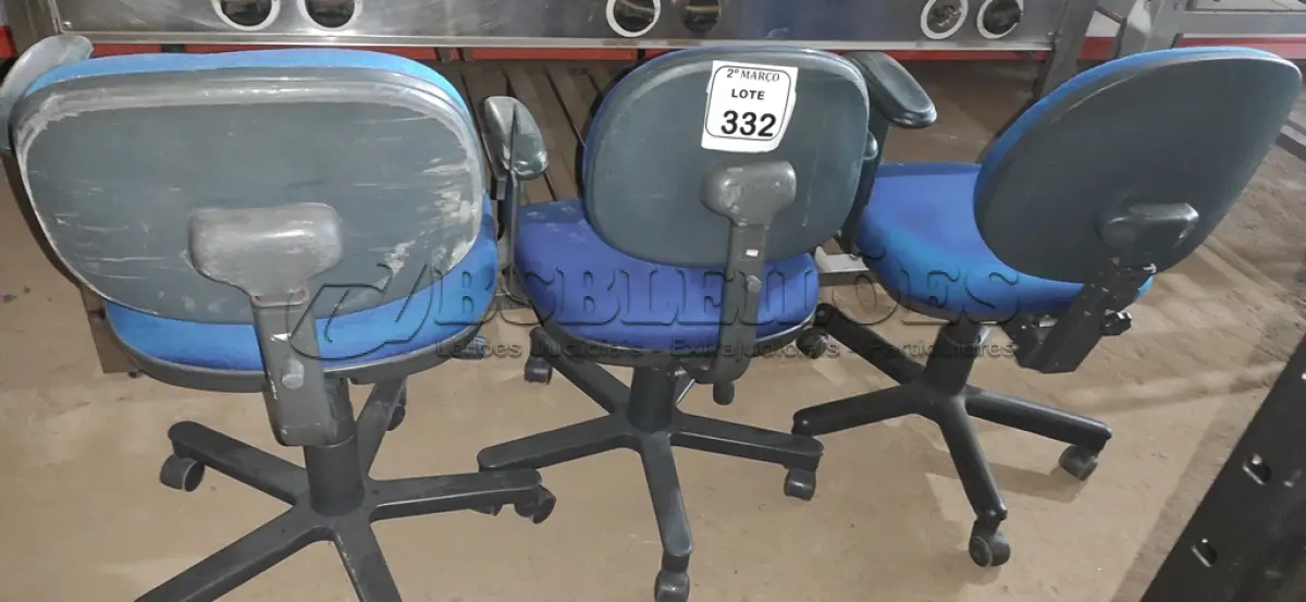 LOTE 332 - 03 CADEIRAS GIRATÓRIAS NA COR AZUL. (NO ESTADO) ATENÇÃO! FAZER A VISITAÇÃO ANTES DE ARREMATAR, NÃO SABEMOS SE FUNCIONA, LEILÃO NÃO TEM GARANTIA E NEM DEVOLUÇÃO, SUJEITO A POSSÍVEIS AVARIAS VISÍVEIS/OCULTAS E/OU AUSÊNCIA DE COMPONENTES.