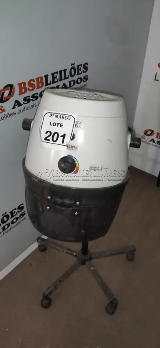 LOTE 201 - 01 SECADOR DE CABELO PROFISSIONAL 220V MARCA MEGA BELL. (NO ESTADO) ATENÇÃO! FAZER A VISITAÇÃO ANTES DE ARREMATAR, NÃO SABEMOS SE FUNCIONA, LEILÃO NÃO TEM GARANTIA E NEM DEVOLUÇÃO, SUJEITO A POSSÍVEIS AVARIAS VISÍVEIS/OCULTAS E/OU AUSÊNCIA DE COMPONENTES.
