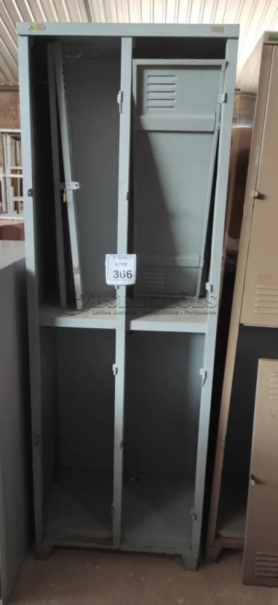 LOTE 366 - 01 ARMÁRIO DE FERRO COM 04 PORTAS. (NO ESTADO) ATENÇÃO! FAZER A VISITAÇÃO ANTES DE ARREMATAR, NÃO SABEMOS SE FUNCIONA, LEILÃO NÃO TEM GARANTIA E NEM DEVOLUÇÃO, SUJEITO A POSSÍVEIS AVARIAS VISÍVEIS/OCULTAS E/OU AUSÊNCIA DE COMPONENTES.