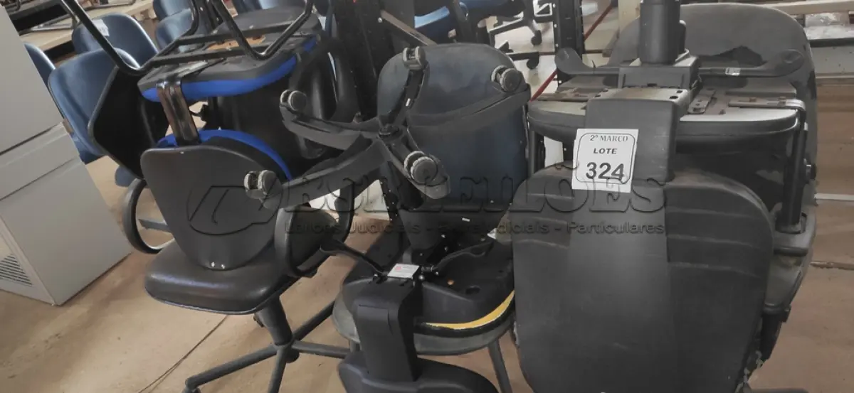 LOTE 324 - 05 CADEIRAS GIRATÓRIAS E 01 COM PÉS FIXOS. (NO ESTADO) ATENÇÃO! FAZER A VISITAÇÃO ANTES DE ARREMATAR, NÃO SABEMOS SE FUNCIONA, LEILÃO NÃO TEM GARANTIA E NEM DEVOLUÇÃO, SUJEITO A POSSÍVEIS AVARIAS VISÍVEIS/OCULTAS E/OU AUSÊNCIA DE COMPONENTES.