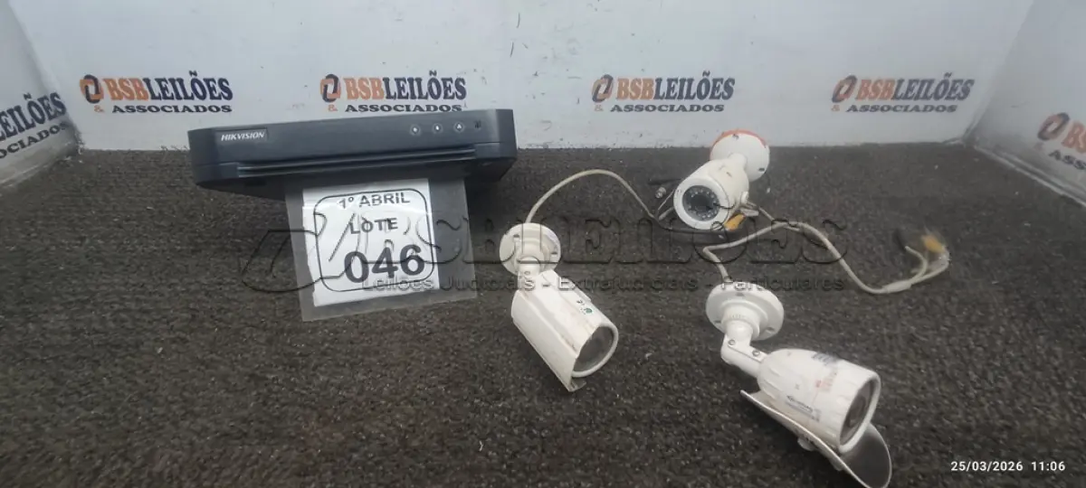 LOTE 046 - 01 APARELHO DVR MARCA HIKVISION E 03 CÂMERAS DE MONITORAMENTO. (NO ESTADO) ATENÇÃO! FAZER A VISITAÇÃO ANTES DE ARREMATAR, NÃO SABEMOS SE FUNCIONA, LEILÃO NÃO TEM GARANTIA E NEM DEVOLUÇÃO, SUJEITO A POSSÍVEIS AVARIAS VISÍVEIS/OCULTAS E/OU AUSÊNCIA DE COMPONENTES.