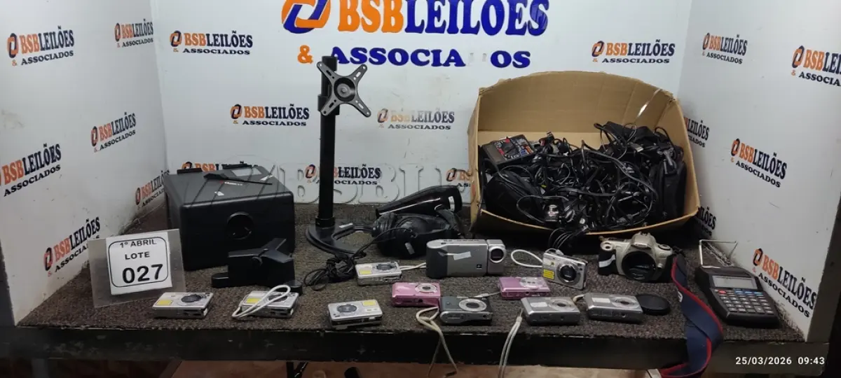 LOTE 027 - 01 CAIXA COM, 01 SISTEMA DE TRANSFERÊNCIA DE VÍDEO, VÁRIAS MÁQUINAS FOTOGRÁFICAS, SUPORTES PARA MONITOR, MULTÍMETRO, CARREGADORES DE BATERIA E CABOS DIVERSOS. (NO ESTADO) ATENÇÃO! FAZER A VISITAÇÃO ANTES DE ARREMATAR, NÃO SABEMOS SE FUNCIONA, LEILÃO NÃO TEM GARANTIA E NEM DEVOLUÇÃO, SUJEITO A POSSÍVEIS AVARIAS VISÍVEIS/OCULTAS E/OU AUSÊNCIA DE COMPONENTES.