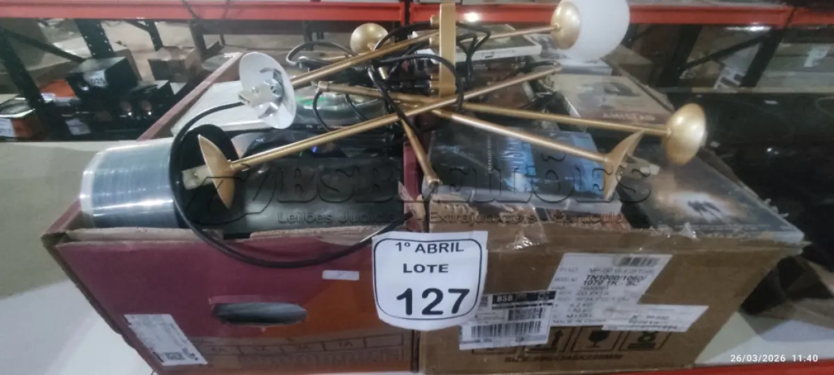 LOTE 127 - 01 GRANDE QUANTIDADE DE DVD E CD E 02 LUMINÁRIAS DE MESA. (NO ESTADO) ATENÇÃO! FAZER A VISITAÇÃO ANTES DE ARREMATAR, NÃO SABEMOS SE FUNCIONA, LEILÃO NÃO TEM GARANTIA E NEM DEVOLUÇÃO, SUJEITO A POSSÍVEIS AVARIAS VISÍVEIS/OCULTAS E/OU AUSÊNCIA DE COMPONENTES.