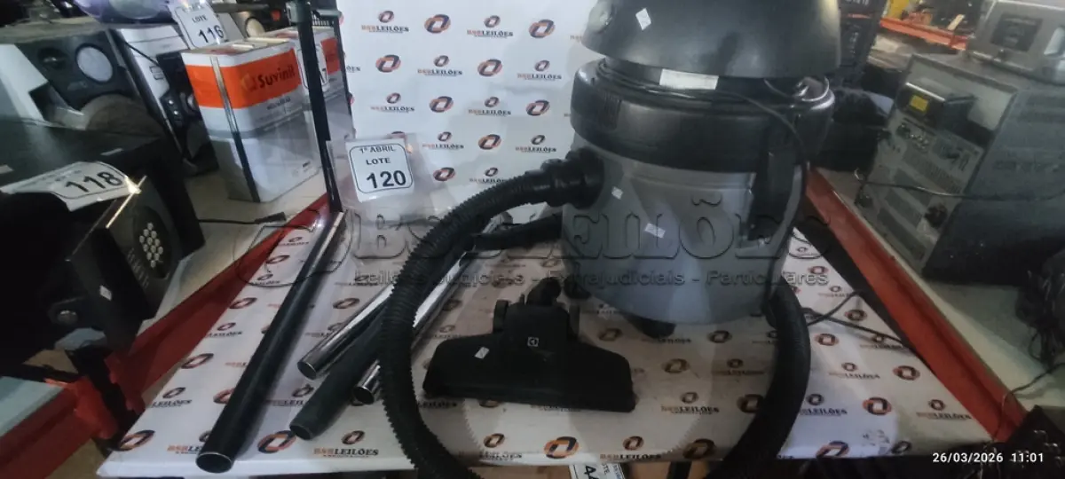 LOTE 120 - 01 ASPIRADOR DE PÓ MARCA ELECTROLUX. (NO ESTADO) ATENÇÃO! FAZER A VISITAÇÃO ANTES DE ARREMATAR, NÃO SABEMOS SE FUNCIONA, LEILÃO NÃO TEM GARANTIA E NEM DEVOLUÇÃO, SUJEITO A POSSÍVEIS AVARIAS VISÍVEIS/OCULTAS E/OU AUSÊNCIA DE COMPONENTES.