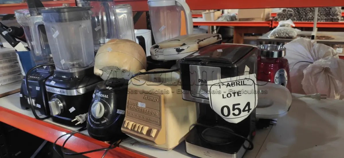 LOTE 054 - 01 CAFETEIRA MARCA PHILCO, 01 SANDUICHEIRAS E VÁRIOS LIQUIDIFICADORES E MOTORES AVULSOS DE MARCAS E MODELOS DIVERSOS. (NO ESTADO) ATENÇÃO! FAZER A VISITAÇÃO ANTES DE ARREMATAR, NÃO SABEMOS SE FUNCIONA, LEILÃO NÃO TEM GARANTIA E NEM DEVOLUÇÃO, SUJEITO A POSSÍVEIS AVARIAS VISÍVEIS/OCULTAS E/OU AUSÊNCIA DE COMPONENTES.