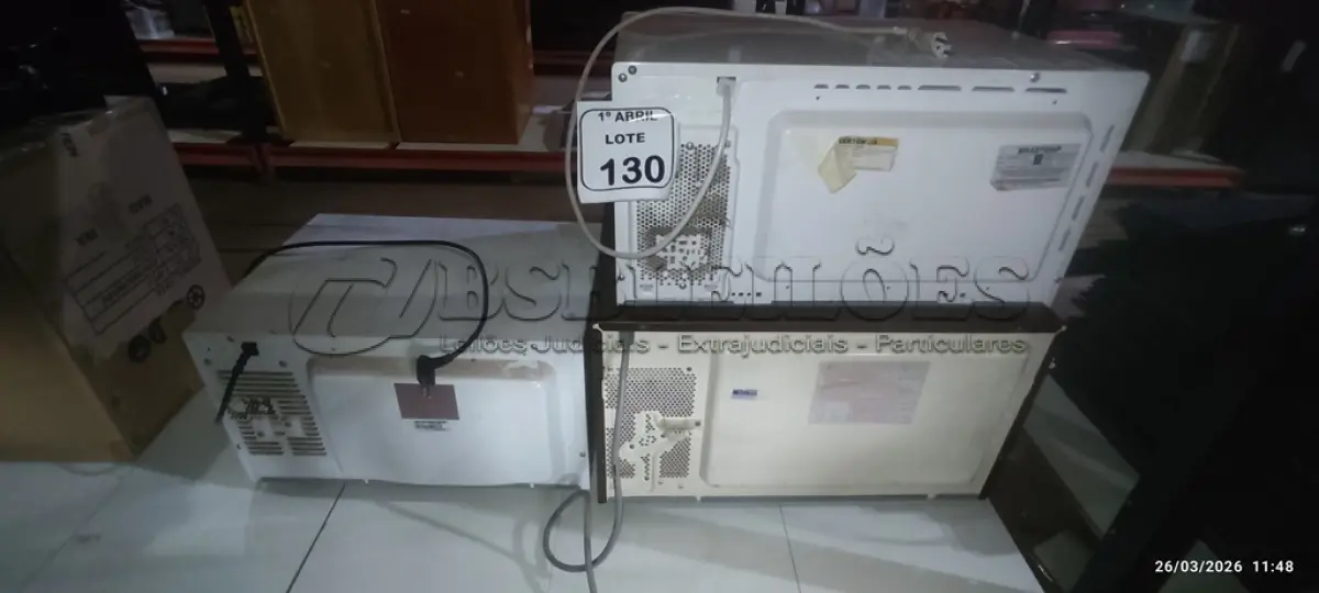 LOTE 130 - 03 MICRO-ONDAS DE MARCAS E MODELOS DIVERSOS. (NO ESTADO) ATENÇÃO! FAZER A VISITAÇÃO ANTES DE ARREMATAR, NÃO SABEMOS SE FUNCIONA, LEILÃO NÃO TEM GARANTIA E NEM DEVOLUÇÃO, SUJEITO A POSSÍVEIS AVARIAS VISÍVEIS/OCULTAS E/OU AUSÊNCIA DE COMPONENTES.