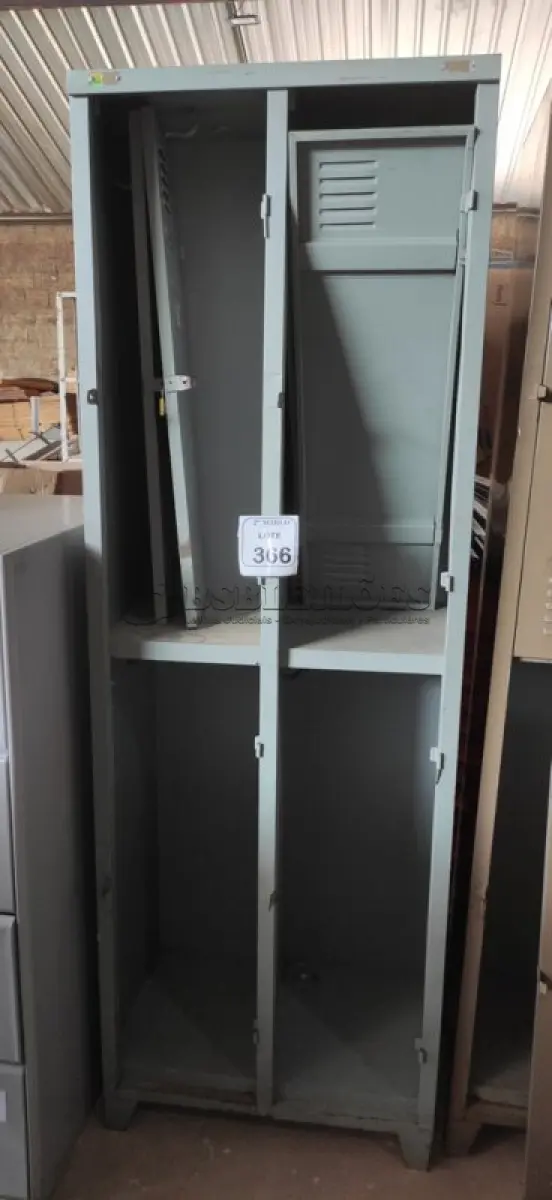 LOTE 366 - 01 ARMÁRIO DE FERRO COM 04 PORTAS. (NO ESTADO) ATENÇÃO! FAZER A VISITAÇÃO ANTES DE ARREMATAR, NÃO SABEMOS SE FUNCIONA, LEILÃO NÃO TEM GARANTIA E NEM DEVOLUÇÃO, SUJEITO A POSSÍVEIS AVARIAS VISÍVEIS/OCULTAS E/OU AUSÊNCIA DE COMPONENTES.