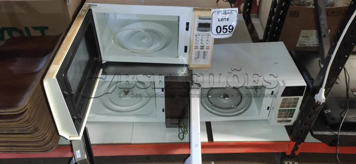 LOTE 059 - 03 MICRO-ONDAS MARCA PANASONIC. (NO ESTADO) ATENÇÃO! FAZER A VISITAÇÃO ANTES DE ARREMATAR, NÃO SABEMOS SE FUNCIONA, LEILÃO NÃO TEM GARANTIA E NEM DEVOLUÇÃO, SUJEITO A POSSÍVEIS AVARIAS VISÍVEIS/OCULTAS E/OU AUSÊNCIA DE COMPONENTES.