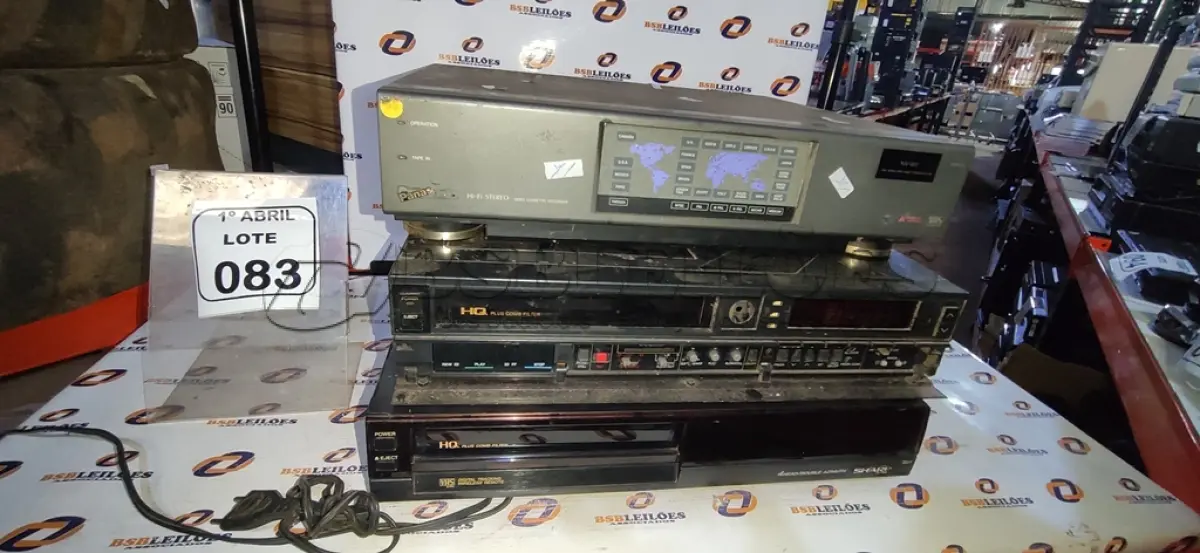 LOTE 083 - 01 VIDEOCASSETE MODELO NV-W1 HI-FI STEREO MARCA PANASONIC E 02 VIDEOCASSETES MODELOS ANTIGOS. (NO ESTADO) ATENÇÃO! FAZER A VISITAÇÃO ANTES DE ARREMATAR, NÃO SABEMOS SE FUNCIONA, LEILÃO NÃO TEM GARANTIA E NEM DEVOLUÇÃO, SUJEITO A POSSÍVEIS AVARIAS VISÍVEIS/OCULTAS E/OU AUSÊNCIA DE COMPONENTES.