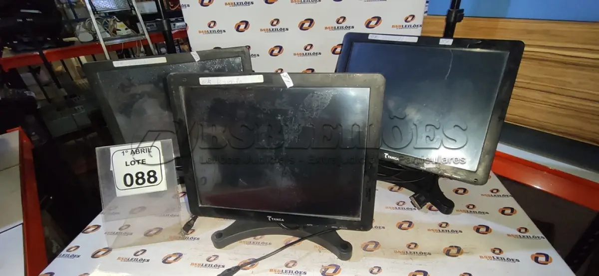 LOTE 088 - 03 MONITORES TOUCH SCREEN MARCA TANCA. (NO ESTADO) ATENÇÃO! FAZER A VISITAÇÃO ANTES DE ARREMATAR, NÃO SABEMOS SE FUNCIONA, LEILÃO NÃO TEM GARANTIA E NEM DEVOLUÇÃO, SUJEITO A POSSÍVEIS AVARIAS VISÍVEIS/OCULTAS E/OU AUSÊNCIA DE COMPONENTES.