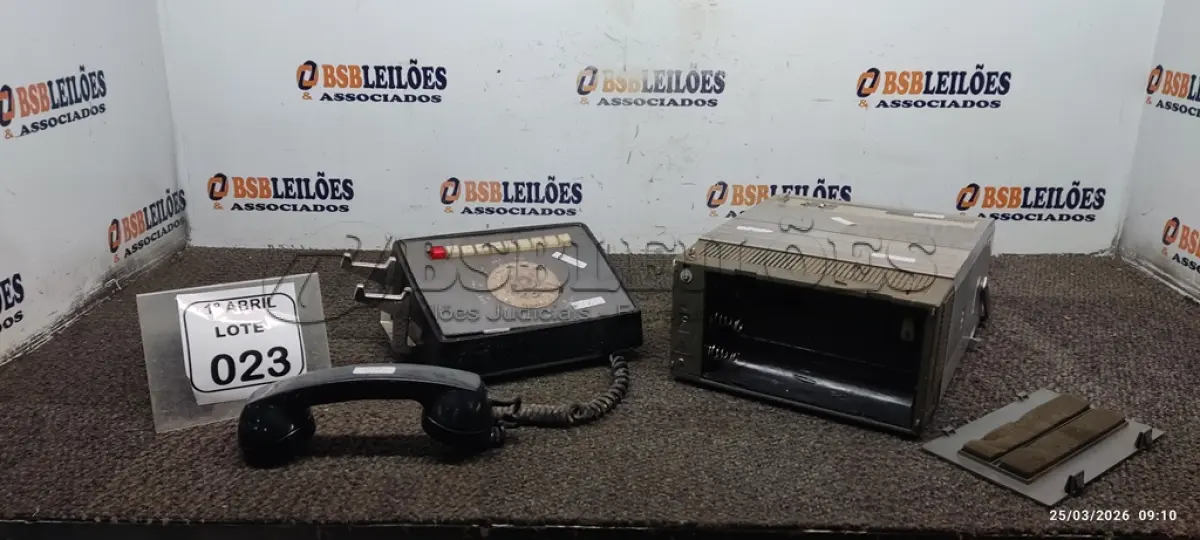 LOTE 023 - 01 TV/RÁDIO PORTÁTIL MARCA SEMP E 01 TELEFONE ANTIGO RELÍQUIA. (NO ESTADO) ATENÇÃO! FAZER A VISITAÇÃO ANTES DE ARREMATAR, NÃO SABEMOS SE FUNCIONA, LEILÃO NÃO TEM GARANTIA E NEM DEVOLUÇÃO, SUJEITO A POSSÍVEIS AVARIAS VISÍVEIS/OCULTAS E/OU AUSÊNCIA DE COMPONENTES.