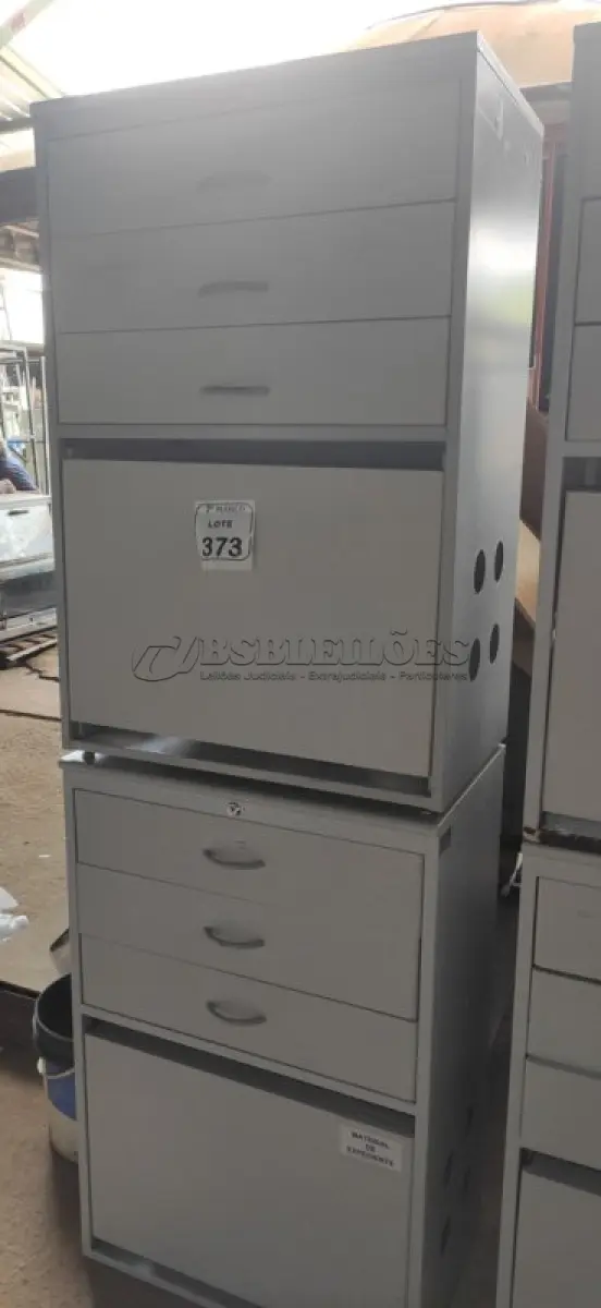 LOTE 373 - 02 GAVETEIROS DE ESCRITÓRIO EM AÇO E MADEIRA COM 03 GAVETAS E 01 PORTA COM 02 COM PARTIMENTOS. (NO ESTADO) ATENÇÃO! FAZER A VISITAÇÃO ANTES DE ARREMATAR, NÃO SABEMOS SE FUNCIONA, LEILÃO NÃO TEM GARANTIA E NEM DEVOLUÇÃO, SUJEITO A POSSÍVEIS AVARIAS VISÍVEIS/OCULTAS E/OU AUSÊNCIA DE COMPONENTES.