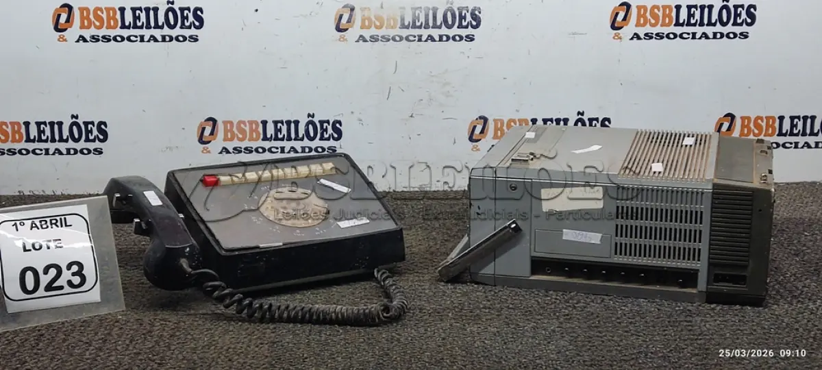 LOTE 023 - 01 TV/RÁDIO PORTÁTIL MARCA SEMP E 01 TELEFONE ANTIGO RELÍQUIA. (NO ESTADO) ATENÇÃO! FAZER A VISITAÇÃO ANTES DE ARREMATAR, NÃO SABEMOS SE FUNCIONA, LEILÃO NÃO TEM GARANTIA E NEM DEVOLUÇÃO, SUJEITO A POSSÍVEIS AVARIAS VISÍVEIS/OCULTAS E/OU AUSÊNCIA DE COMPONENTES.