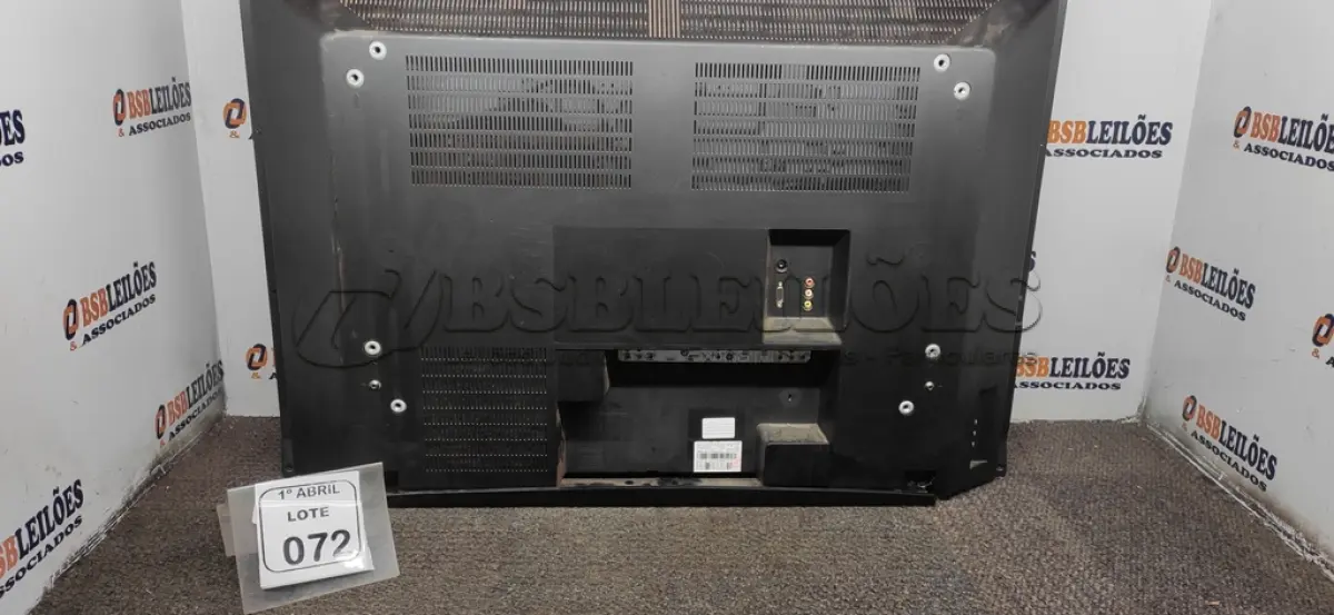 LOTE 072 - 01 TV LCD 37’’ MARCA PHILIPS. (NO ESTADO) ATENÇÃO! FAZER A VISITAÇÃO ANTES DE ARREMATAR, NÃO SABEMOS SE FUNCIONA, LEILÃO NÃO TEM GARANTIA E NEM DEVOLUÇÃO, SUJEITO A POSSÍVEIS AVARIAS VISÍVEIS/OCULTAS E/OU AUSÊNCIA DE COMPONENTES.
