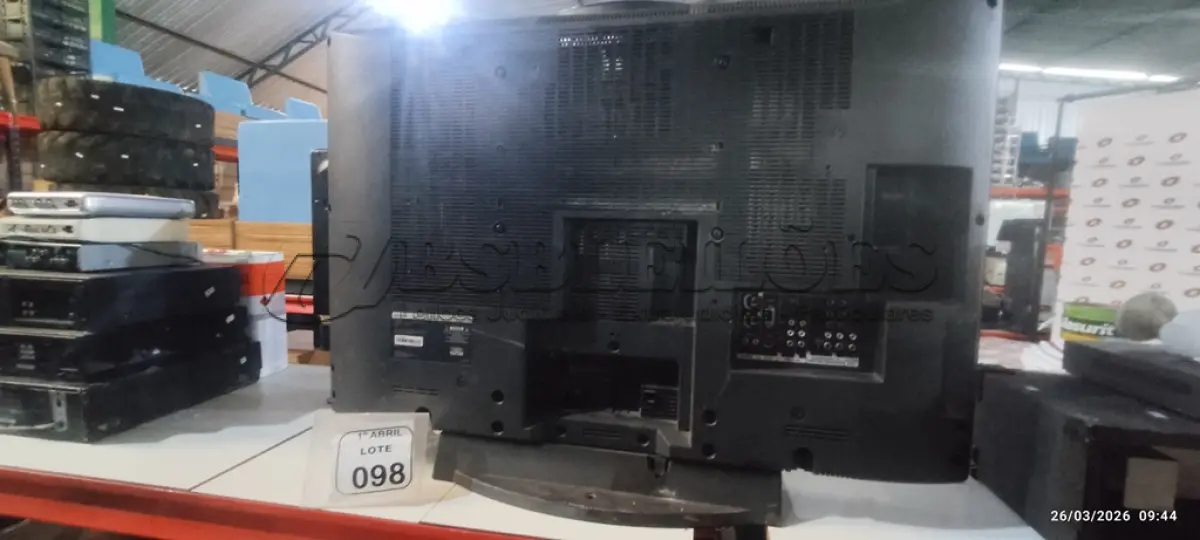 LOTE 098 - 01 TV LCD 32’’ MARCA SAMSUNG E 01 TV LCD 40’’ MARCA SONY. (NO ESTADO) ATENÇÃO! FAZER A VISITAÇÃO ANTES DE ARREMATAR, NÃO SABEMOS SE FUNCIONA, LEILÃO NÃO TEM GARANTIA E NEM DEVOLUÇÃO, SUJEITO A POSSÍVEIS AVARIAS VISÍVEIS/OCULTAS E/OU AUSÊNCIA DE COMPONENTES.