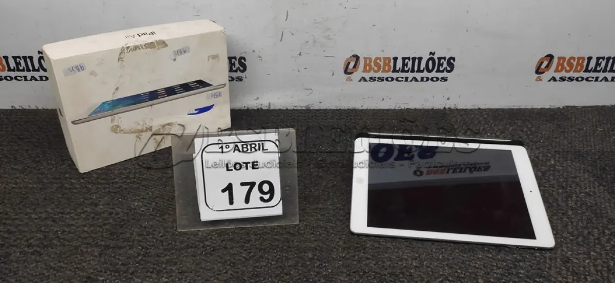 LOTE 179 - 01 IPAD AIR 2 SERIE DV6M614HF4YK. (NO ESTADO) ATENÇÃO! FAZER A VISITAÇÃO ANTES DE ARREMATAR, NÃO SABEMOS SE FUNCIONA, LEILÃO NÃO TEM GARANTIA E NEM DEVOLUÇÃO, SUJEITO A POSSÍVEIS AVARIAS VISÍVEIS/OCULTAS E/OU AUSÊNCIA DE COMPONENTES.