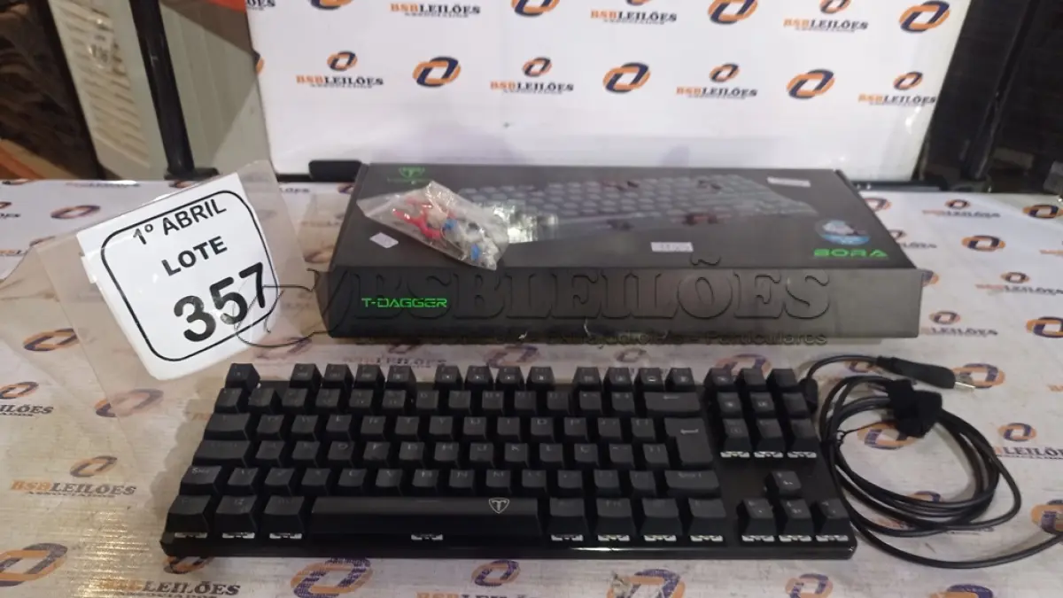 LOTE 357 - 01 TECLADO GAMER PARA PC MARCA T-DAGGER. (NO ESTADO) ATENÇÃO! FAZER A VISITAÇÃO ANTES DE ARREMATAR, NÃO SABEMOS SE FUNCIONA, LEILÃO NÃO TEM GARANTIA E NEM DEVOLUÇÃO, SUJEITO A POSSÍVEIS AVARIAS VISÍVEIS/OCULTAS E/OU AUSÊNCIA DE COMPONENTES.