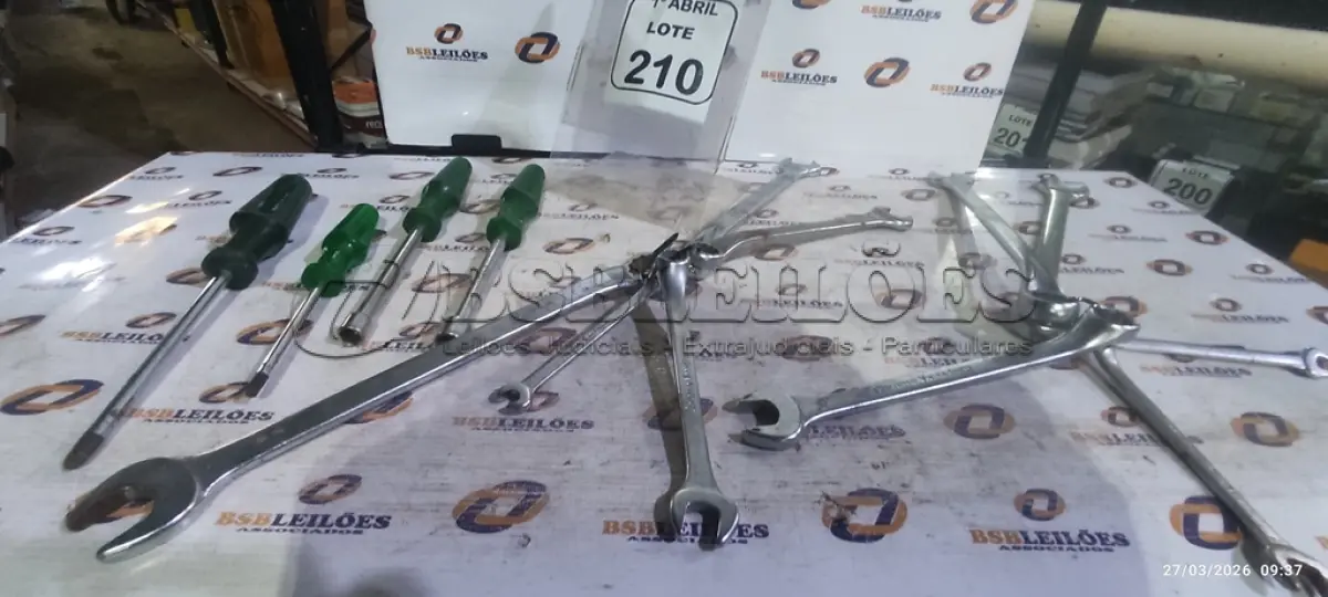 LOTE 210 - 01 LOTE COM VÁRIAS CHAVES TAMANHOS E MEDIDAS DIVERSAS MARCA BELZER. (NO ESTADO) ATENÇÃO! FAZER A VISITAÇÃO ANTES DE ARREMATAR, NÃO SABEMOS SE FUNCIONA, LEILÃO NÃO TEM GARANTIA E NEM DEVOLUÇÃO, SUJEITO A POSSÍVEIS AVARIAS VISÍVEIS/OCULTAS E/OU AUSÊNCIA DE COMPONENTES.
