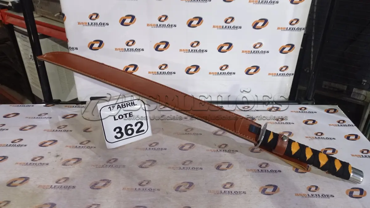 LOTE 362 - 01 FACÃO TIPO KATANA COM LÂMINA DE 50CM. (NO ESTADO) ATENÇÃO! FAZER A VISITAÇÃO ANTES DE ARREMATAR, NÃO SABEMOS SE FUNCIONA, LEILÃO NÃO TEM GARANTIA E NEM DEVOLUÇÃO, SUJEITO A POSSÍVEIS AVARIAS VISÍVEIS/OCULTAS E/OU AUSÊNCIA DE COMPONENTES.