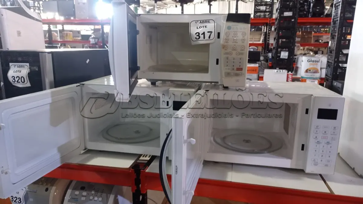 LOTE 317 - 03 MICRO-ONDAS DE MARCAS E MODELOS DIVERSOS. (NO ESTADO) ATENÇÃO! FAZER A VISITAÇÃO ANTES DE ARREMATAR, NÃO SABEMOS SE FUNCIONA, LEILÃO NÃO TEM GARANTIA E NEM DEVOLUÇÃO, SUJEITO A POSSÍVEIS AVARIAS VISÍVEIS/OCULTAS E/OU AUSÊNCIA DE COMPONENTES.
