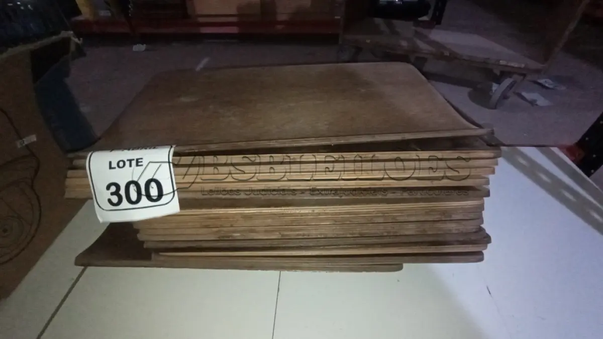 LOTE 300 - 20 PLACAS DE MADEIRA. (NO ESTADO) ATENÇÃO! FAZER A VISITAÇÃO ANTES DE ARREMATAR, NÃO SABEMOS SE FUNCIONA, LEILÃO NÃO TEM GARANTIA E NEM DEVOLUÇÃO, SUJEITO A POSSÍVEIS AVARIAS VISÍVEIS/OCULTAS E/OU AUSÊNCIA DE COMPONENTES.