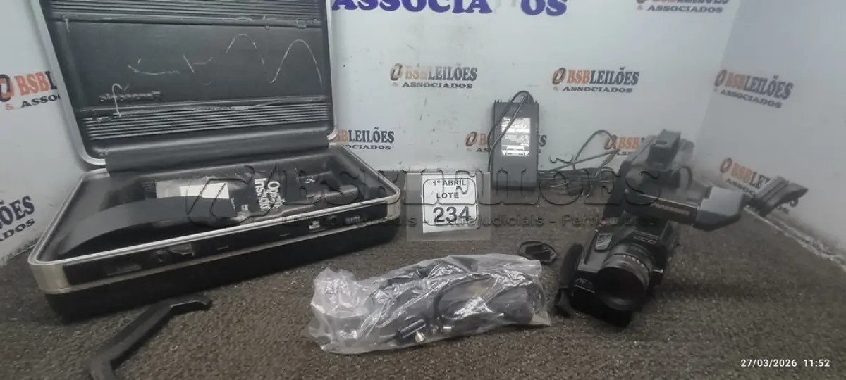 LOTE 234 - 01 FILMADORA MODELO PV-400 OMNIMOVIE VHS MARCA PANASONIC COM MALETA. (NO ESTADO) ATENÇÃO! FAZER A VISITAÇÃO ANTES DE ARREMATAR, NÃO SABEMOS SE FUNCIONA, LEILÃO NÃO TEM GARANTIA E NEM DEVOLUÇÃO, SUJEITO A POSSÍVEIS AVARIAS VISÍVEIS/OCULTAS E/OU AUSÊNCIA DE COMPONENTES.