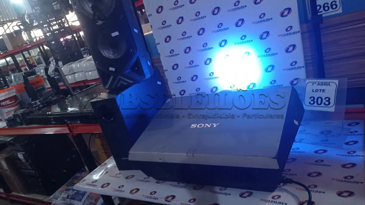 LOTE 303 - 01 PROJETOR MARCA SONY, 01 APARELHO DE DVD MARCA LG, 01 CAIXA SUBWOOFER MARCA PHILIPS E 01 CAIXA DE SOM MARCA GRASEP. (NO ESTADO) ATENÇÃO! FAZER A VISITAÇÃO ANTES DE ARREMATAR, NÃO SABEMOS SE FUNCIONA, LEILÃO NÃO TEM GARANTIA E NEM DEVOLUÇÃO, SUJEITO A POSSÍVEIS AVARIAS VISÍVEIS/OCULTAS E/OU AUSÊNCIA DE COMPONENTES.