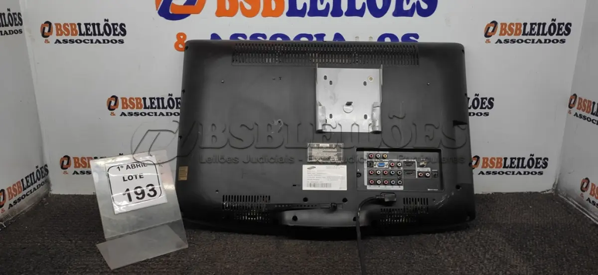 LOTE 193 - 01 TV MONITOR LCD 26’’ HDTV MARCA SAMSUNG. (NO ESTADO) ATENÇÃO! FAZER A VISITAÇÃO ANTES DE ARREMATAR, NÃO SABEMOS SE FUNCIONA, LEILÃO NÃO TEM GARANTIA E NEM DEVOLUÇÃO, SUJEITO A POSSÍVEIS AVARIAS VISÍVEIS/OCULTAS E/OU AUSÊNCIA DE COMPONENTES.