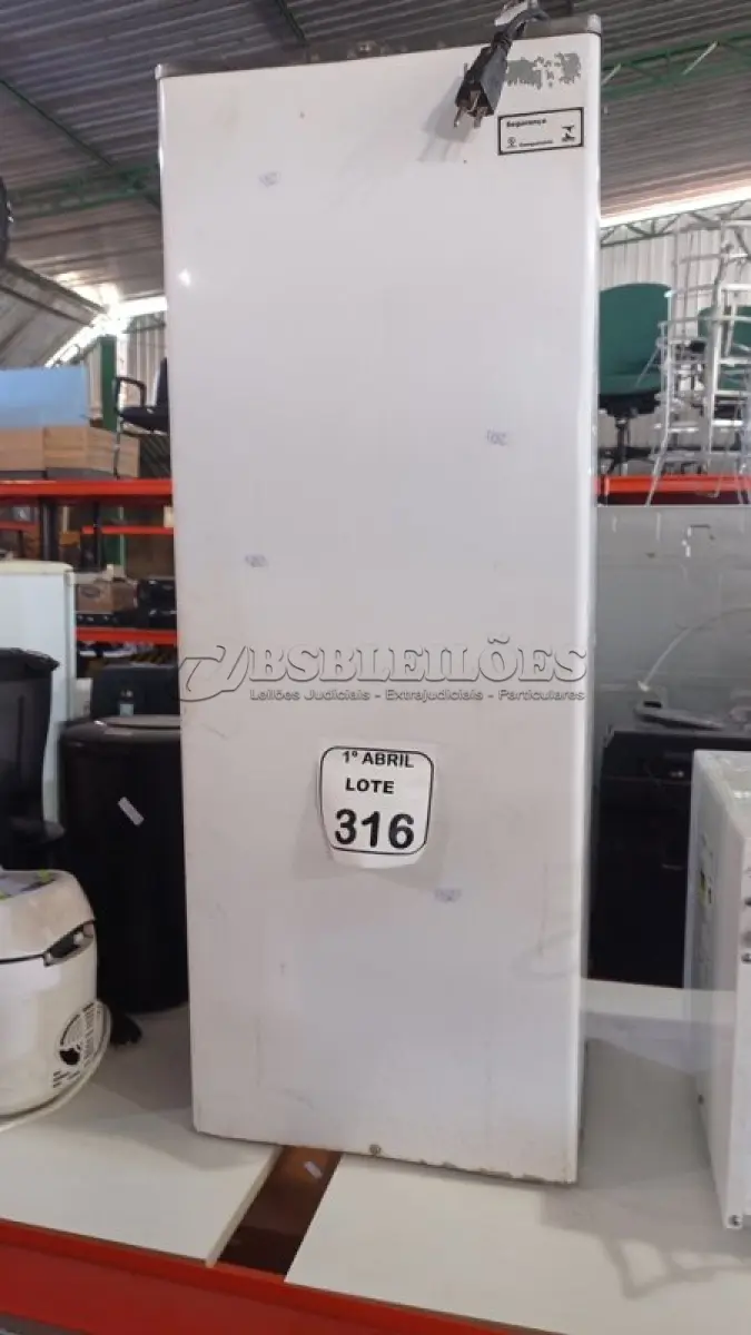 LOTE 316 - 01 BEBEDOURO REFRIGERADO. (NO ESTADO) ATENÇÃO! FAZER A VISITAÇÃO ANTES DE ARREMATAR, NÃO SABEMOS SE FUNCIONA, LEILÃO NÃO TEM GARANTIA E NEM DEVOLUÇÃO, SUJEITO A POSSÍVEIS AVARIAS VISÍVEIS/OCULTAS E/OU AUSÊNCIA DE COMPONENTES.