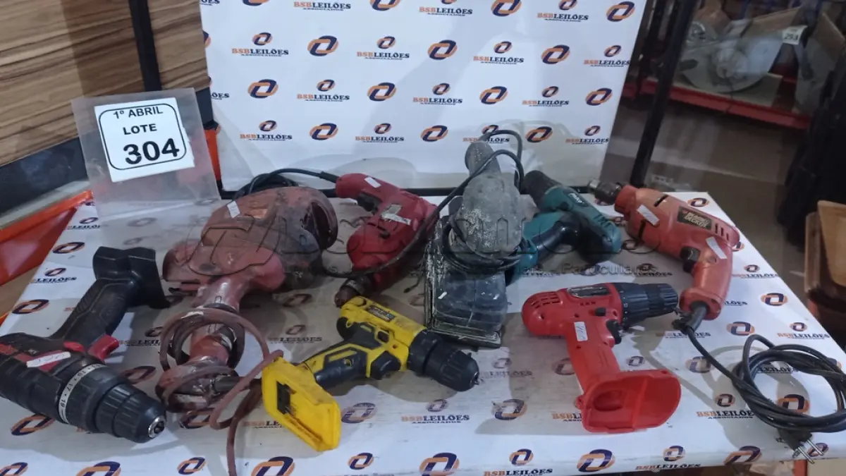 LOTE 304 - 01 PISTOLA DE PINTURA, 01 LIXADEIRA ELÉTRICA E  06 FURADEIRAS DE MARCAS E MODELOS DIVERSOS. (NO ESTADO) ATENÇÃO! FAZER A VISITAÇÃO ANTES DE ARREMATAR, NÃO SABEMOS SE FUNCIONA, LEILÃO NÃO TEM GARANTIA E NEM DEVOLUÇÃO, SUJEITO A POSSÍVEIS AVARIAS VISÍVEIS/OCULTAS E/OU AUSÊNCIA DE COMPONENTES.