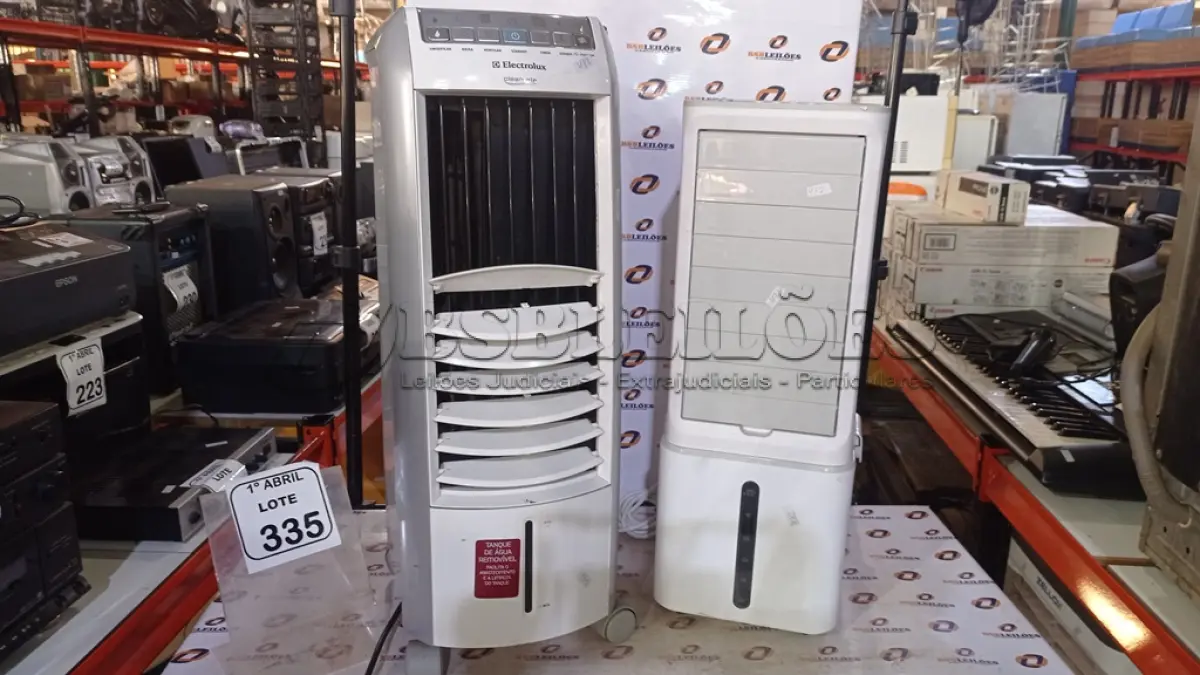 LOTE 335 - 02 CLIMATIZADORES DE AR MARCAS CADENCE ELECTROLUX. (NO ESTADO) ATENÇÃO! FAZER A VISITAÇÃO ANTES DE ARREMATAR, NÃO SABEMOS SE FUNCIONA, LEILÃO NÃO TEM GARANTIA E NEM DEVOLUÇÃO, SUJEITO A POSSÍVEIS AVARIAS VISÍVEIS/OCULTAS E/OU AUSÊNCIA DE COMPONENTES.